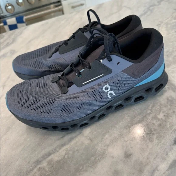 On Running sneakers - Picture 2 of 4